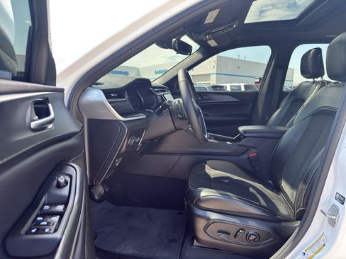 Used 2024 Jeep Grand Cherokee Altitude AWD/4WD image 10