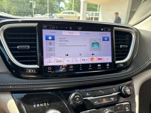 Used 2024 Chrysler Pacifica Limited FWD image 18
