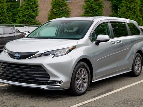 Used 2023 Toyota Sienna XLE FWD image 3