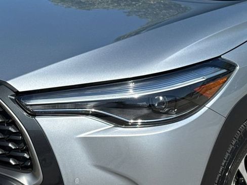 Used 2023 Toyota Corolla Cross XLE w/ Convenience Package FWD image 4