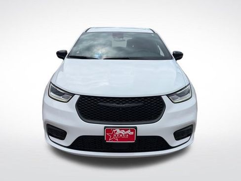Used 2024 Chrysler Pacifica Limited FWD image 2