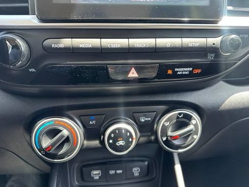 Used 2025 Hyundai Venue SE FWD image 21