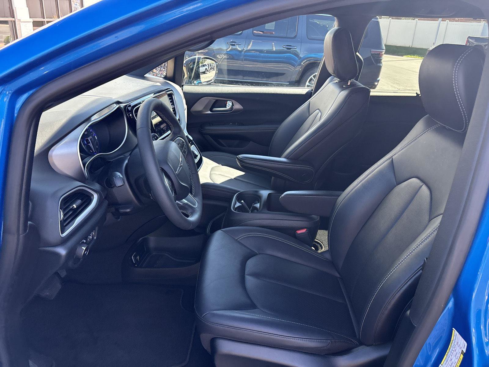 Used 2026 Chrysler Pacifica Select FWD image 9