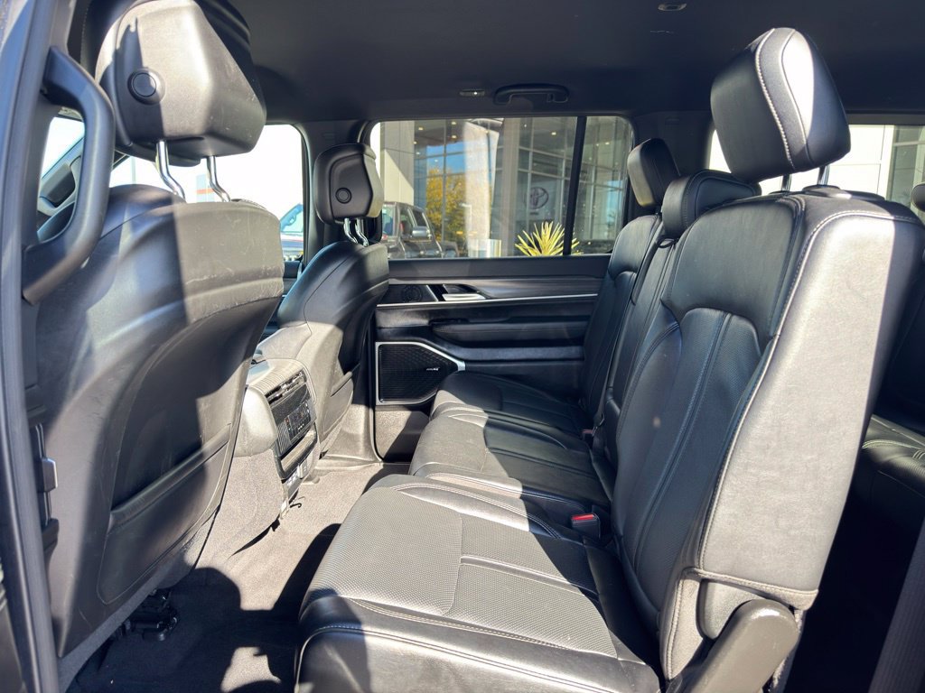 Used 2024 Jeep Wagoneer L Series II w/ Flexible Seating Group AWD/4WD image 32