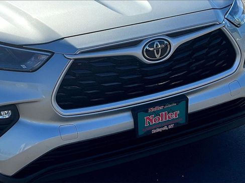 Used 2024 Toyota Highlander LE image 29