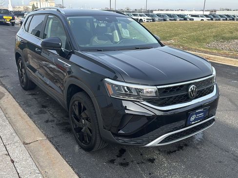 Certified 2024 Volkswagen Taos SE w/ Black Wheel Plus Package image 4