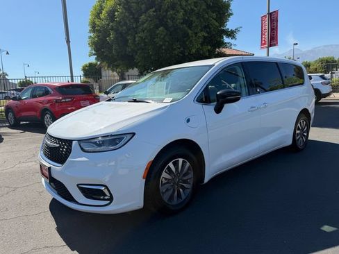 Used 2024 Chrysler Pacifica Limited FWD image 3