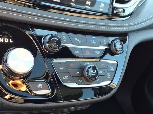 New 2026 Chrysler Pacifica Select w/ S Appearance Package image 9