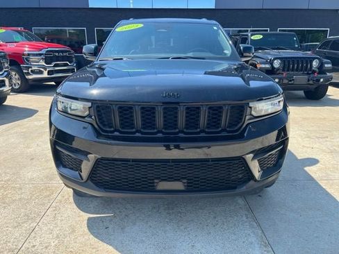 Used 2023 Jeep Grand Cherokee Altitude AWD/4WD image 2
