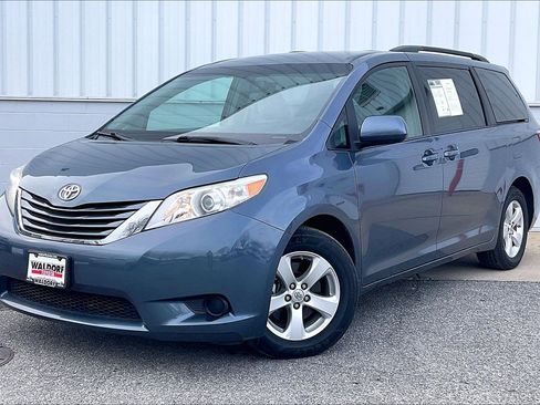 Used 2017 Toyota Sienna LE image 2