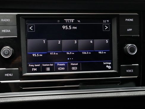 Used 2024 Volkswagen Jetta SE image 3