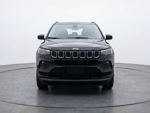 Used 2025 Jeep Compass Latitude image 2