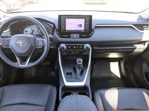 Used 2021 Toyota RAV4 XLE Premium image 11