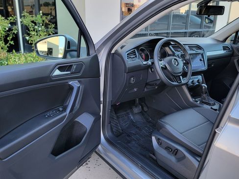 Used 2021 Volkswagen Tiguan SE image 12