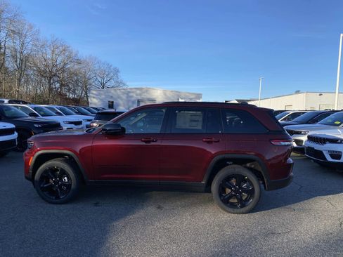 New 2025 Jeep Grand Cherokee Laredo image 2