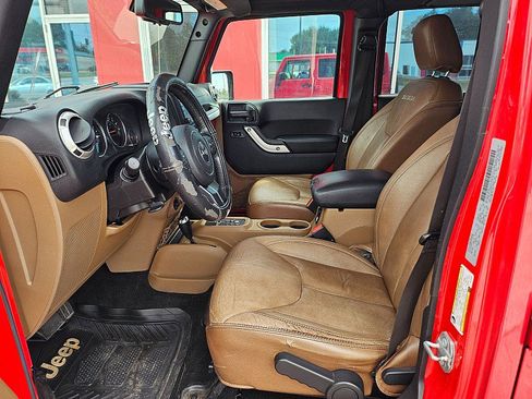 Used 2017 Jeep Wrangler Unlimited Sahara w/ Connectivity Group AWD/4WD image 7