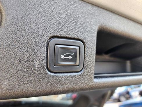Used 2018 Chevrolet Equinox Premier FWD image 15