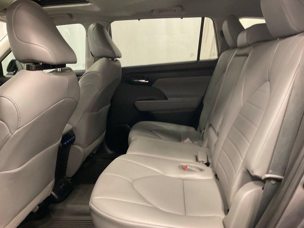 Used 2021 Toyota Highlander XLE AWD/4WD image 25