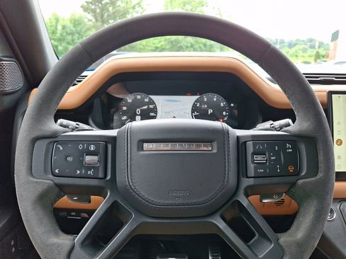 Used 2024 Land Rover Defender 110 V8 AWD/4WD image 18