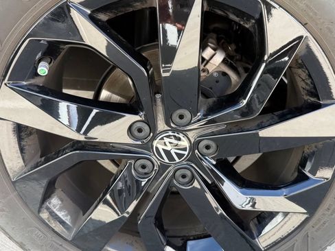 Used 2023 Volkswagen Taos SE w/ Panoramic Sunroof Package FWD image 9