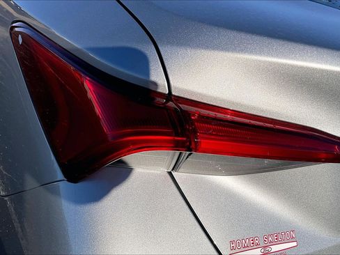 Used 2019 Toyota Avalon Limited image 25