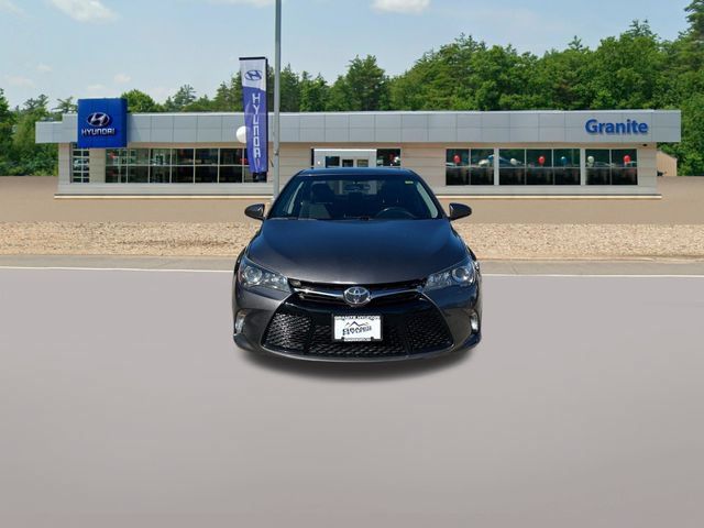 Used 2017 Toyota Camry SE w/ Moonroof Package FWD image 2