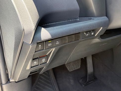 Used 2023 Toyota Sienna XSE AWD/4WD image 8