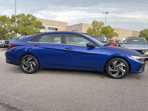 Used 2025 Hyundai Elantra SEL FWD image 2
