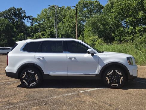 Used 2024 Kia Telluride S w/ S Sunroof Package FWD image 3