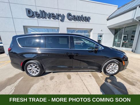 Used 2024 Chrysler Pacifica Touring-L image 4