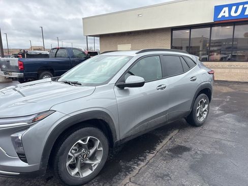 Used 2024 Chevrolet Trax LT w/ Driver Confidence Package image 1