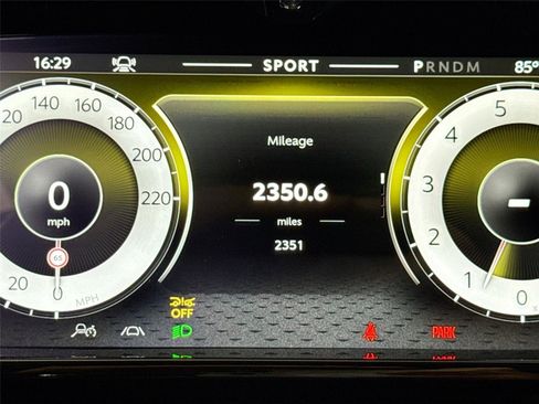 Used 2025 Aston Martin V8 Vantage Coupe image 17