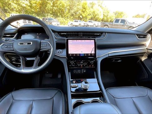 Used 2023 Jeep Grand Cherokee Limited w/ Black Appearance Package image 15