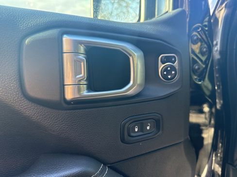 Used 2023 Jeep Gladiator Overland image 14