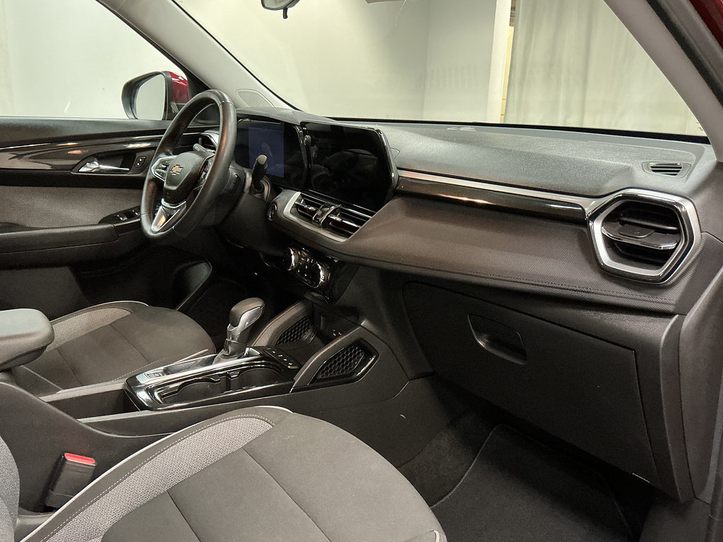 Used 2025 Chevrolet TrailBlazer LT w/ LT Cold Weather Package FWD image 32