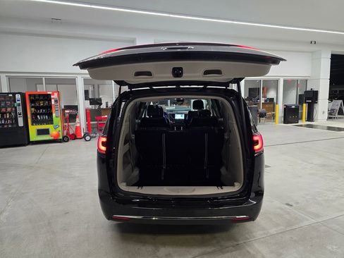 Certified 2024 Chrysler Pacifica Touring-L image 38