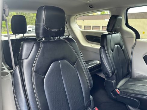 Used 2023 Chrysler Pacifica Touring-L FWD image 33