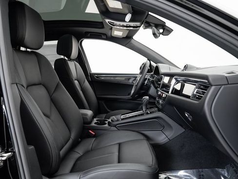 Certified 2025 Porsche Macan image 24