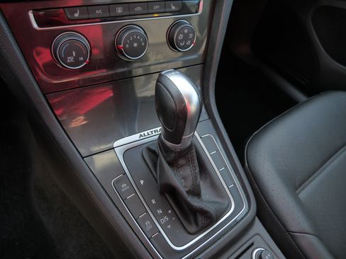 Used 2018 Volkswagen Golf Alltrack S image 24