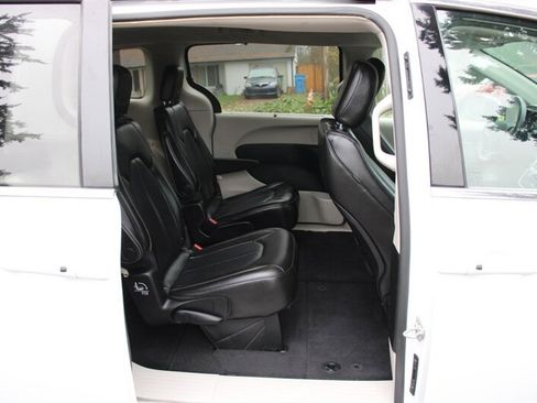 Used 2020 Chrysler Voyager Lxi image 6