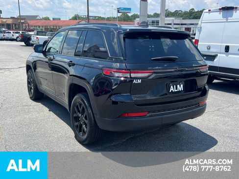 Used 2025 Jeep Grand Cherokee Altitude AWD/4WD image 9