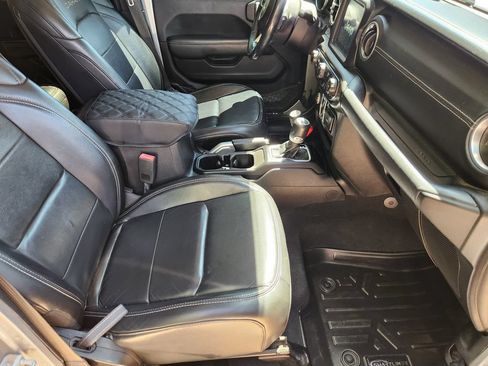 Used 2018 Jeep Wrangler Unlimited Sahara AWD/4WD image 11