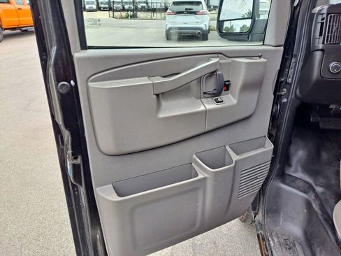 Used 2017 GMC Savana 2500 RWD image 8