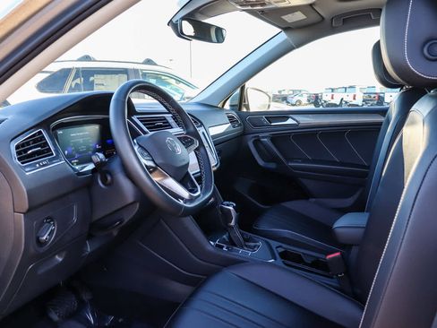 Used 2022 Volkswagen Tiguan SE w/ Panoramic Sunroof Package image 18