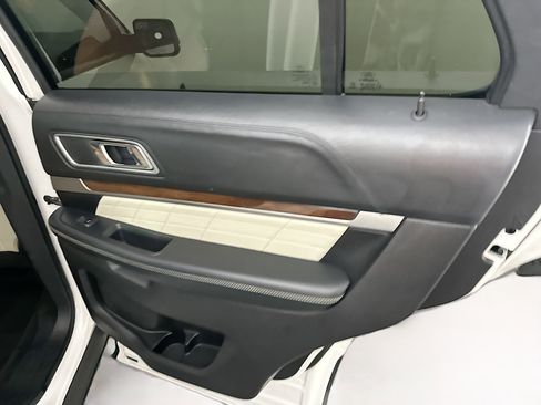 Used 2017 Ford Explorer Platinum image 32