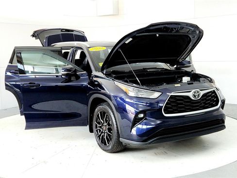 Used 2022 Toyota Highlander XLE AWD/4WD image 9