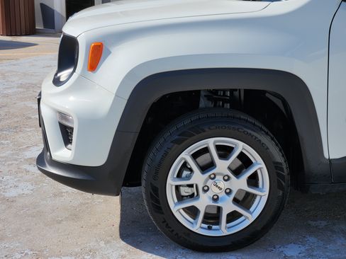 Used 2023 Jeep Renegade Latitude w/ Premium Group AWD/4WD image 9
