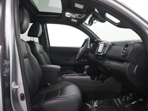 Used 2022 Toyota Tacoma TRD Off-Road w/ TRD Premium Off Road Package AWD/4WD image 13