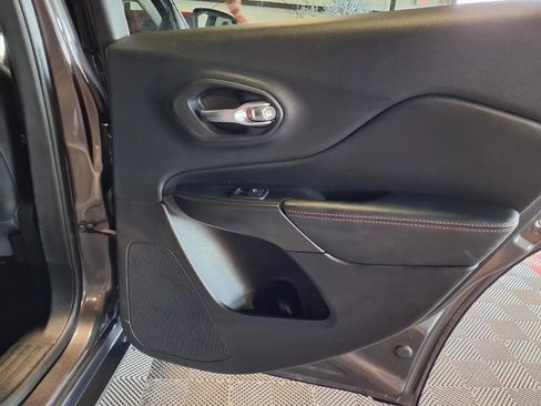 Used 2019 Jeep Cherokee Trailhawk AWD/4WD image 11