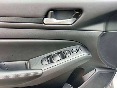 Used 2024 Nissan Altima 2.5 SV image 16
